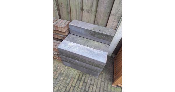 10 stuks betonnen borderranden 60cm lang 15cm in het vierkant