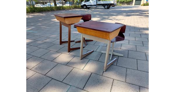 2 schoolbankjes, tafel en stoel