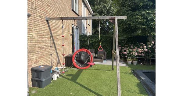 Schommel aan de muur