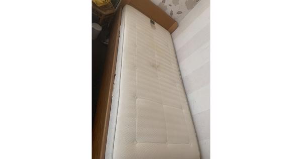 Eenpersoons bed met matras 