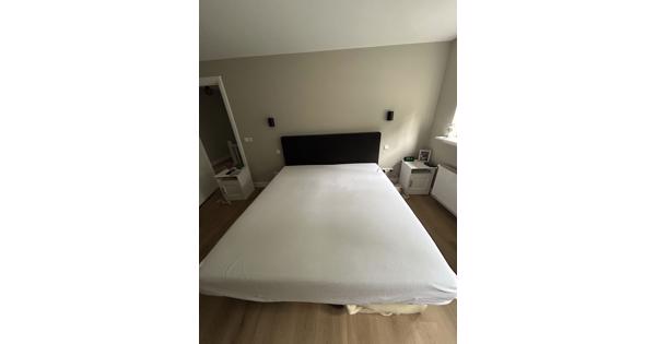 Bed zonder matrassen 180x 200 cm