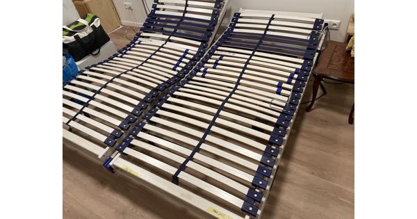 Twee bedden (lattenbodems). Elektrisch verstelbaar. 
