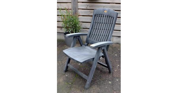 Vier verstelbare tuinstoelen
