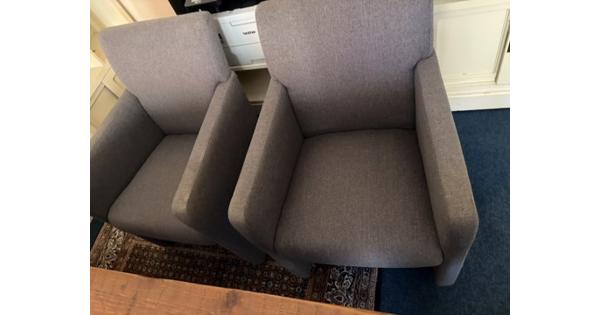 Mooie set van vier grijze stoffen eetkamerstoelen