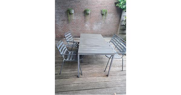 Buitentafel met stoelen
