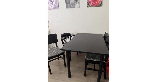 Eetkamertafel met 5 stoel