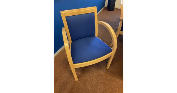 Grote houten tafel met 6 stoelen