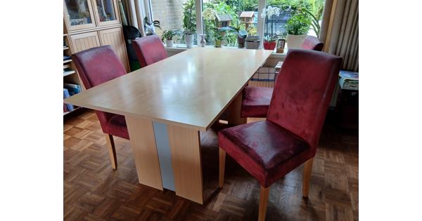 Eetkamertafel en stoelen 