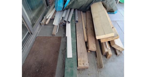 Gratis op te halen Den-Haag zuid ,balken geneden in tweeen