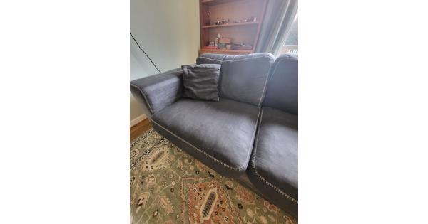 Prima onderhouden ruime blauwe  hoekbank