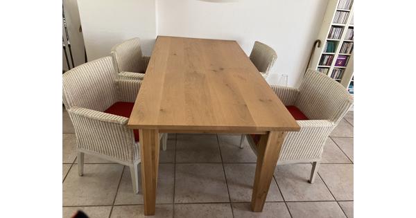 Jean des Bouvrie tafel met vier rieten stoelen