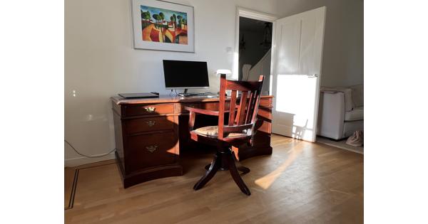 Teakhouten bureau met bureaustoel. 