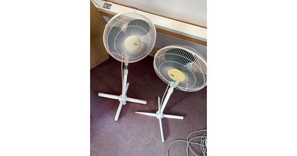 twee ventilatoren op statief