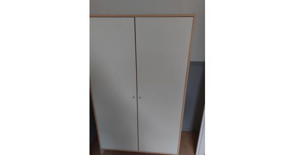 Witte kledingkast met beuken accenten