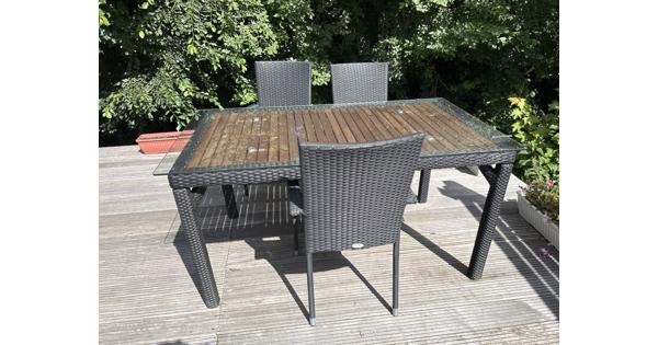 Buiten tafel en drie bijpassende stoelen