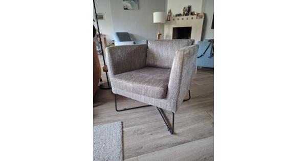 Stoel, zit goed, wel wat verkleurd