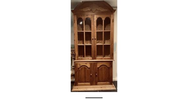 Handgemaakte grenen kast met antiek guss figuur glas