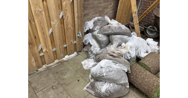 Zwart zand in stevige zakken