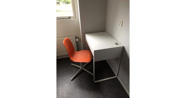 Mooi kinderbureau met stoel