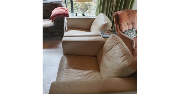 Twee lederen stoelen