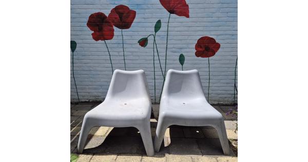 2 grijze lig/zit stoelen