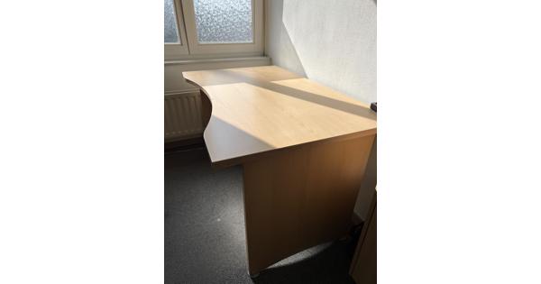 Bureau stevig, met lichte gebruikssporen 