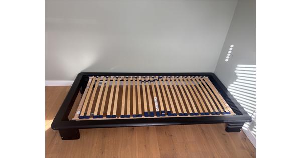 Eenpersoons bedframe + lattenbodem 90x200cm