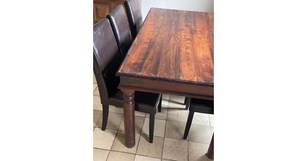 Huiskamertafel met 8 stoelen