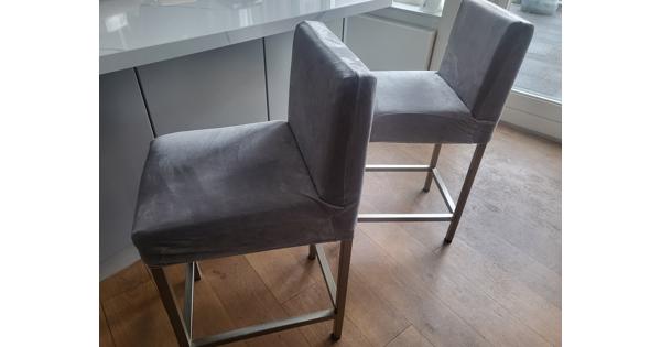 2 barkrukken 65 cm hoog 