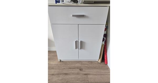 Wit kastje met 2 deurtjes en 1 lade