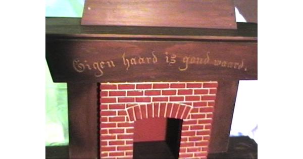 SPREUK GEBRAND OP HOUTEN PLANK EN EIGEN HAARD IS GOUD WAARD in