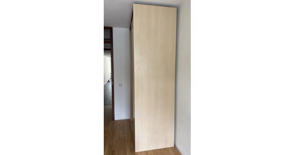 KLEDINGKAST MET SCHUIFDEUREN