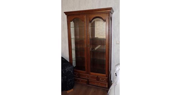 Kast met glazen deuren en planken