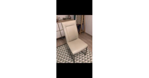 Twee eettafelstoelen