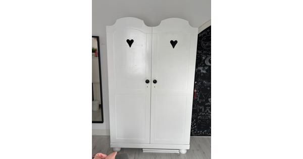 Massief houten kinderkleding kast 