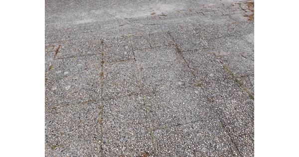 Ca. 300 grindtegels 60 x 40 (73 m2) en 40 stoeptegels 30 x 30