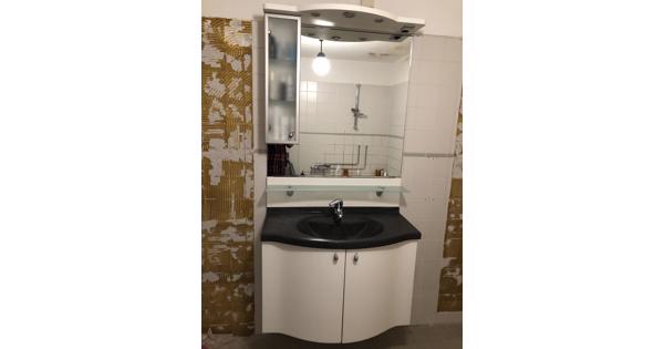  Badkamermeubel compleet met wasbak, kraan, spiegel, verlichting.