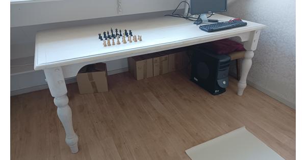 Leuke brocante tafel. 90 cm bij 190