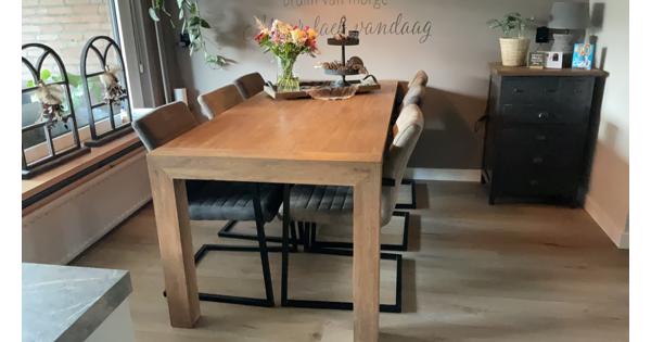 Eetkamertafel 6-8 personen 