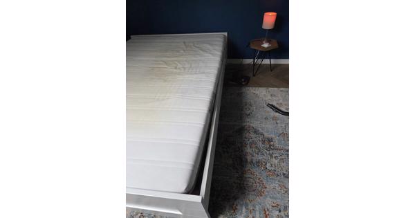 Bed (frame goede staat, matras oud)