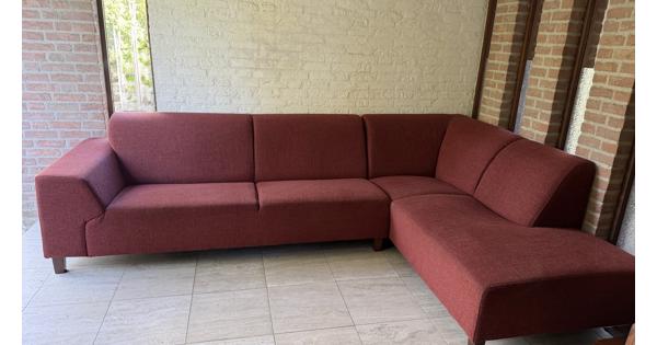 Terra-kleurige hoekbank