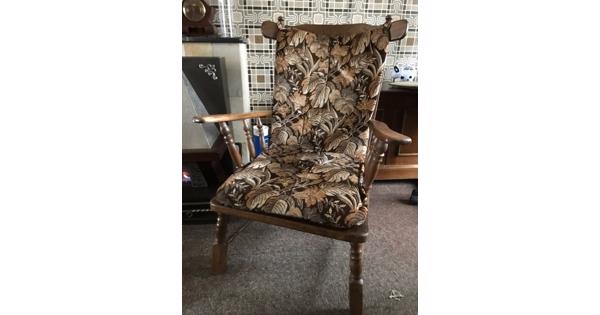 Twee stoelen; hout met kussen