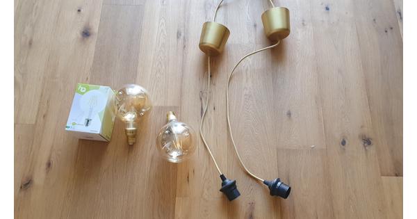 3 mooie goudkleurige lichtbulbs met kabel en fitting