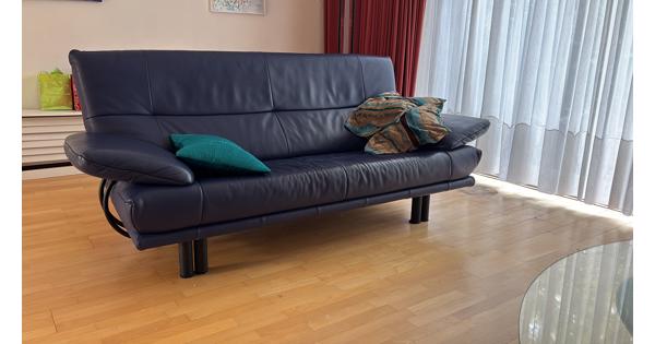 Moderne leren bank en stoel blauw