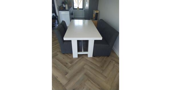 Witte eettafel met een bank en 2 stoelen. Antraciet van kleur.