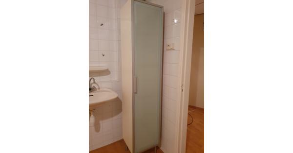 badkamer kast en onderkast wastafel.