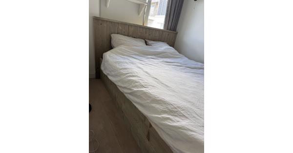 Tweepersoons bed van steigerhout
