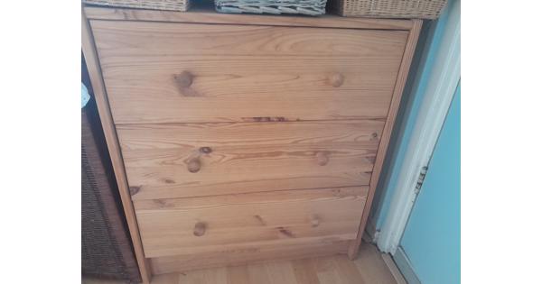 2 vuren houten ladenkastjes