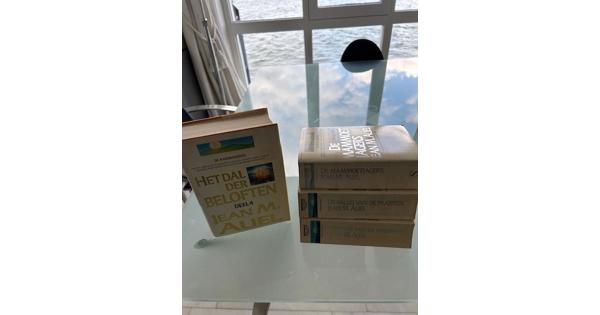 Volledige serie (4 delen) beginnend bij de Stam van de holebeer van Jean M.Auel