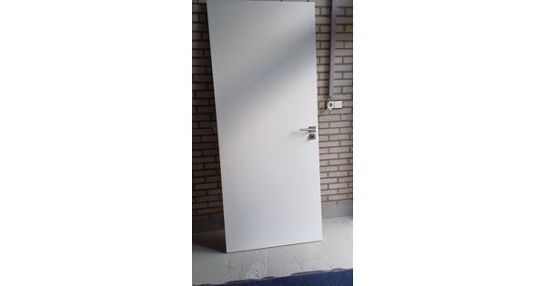 Deur met RVS beslag